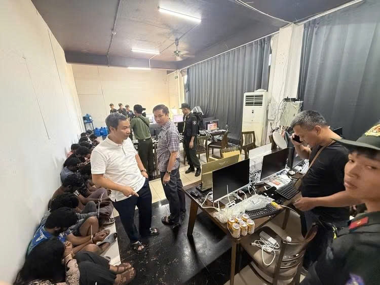 triệt phá sào huyệt lừa đảo trực tuyến, bắt 113 đối tượng người nước ngoài hình ảnh 2 triet pha sao huyet lua dao truc tuyen, bat 113 doi tuong nguoi nuoc ngoai hinh anh 2