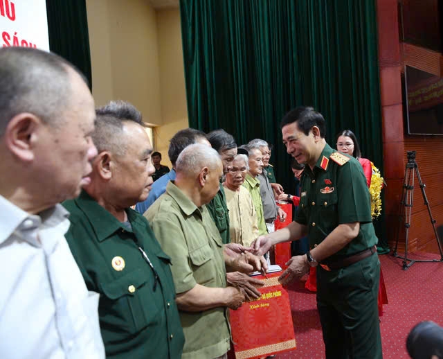 Dai tuong phan van giang tiep xuc cu tri tinh thai nguyen hinh anh 4