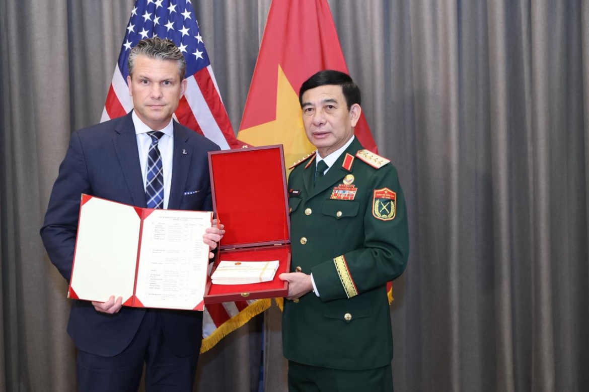 Dai tuong phan van giang gap bo truong bo chien tranh hoa ky pete hegseth hinh anh 1