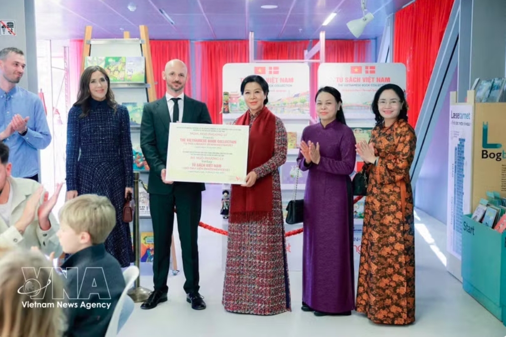 vietnam s first lady, danish queen present vietnamese books to copenhagen library picture 1