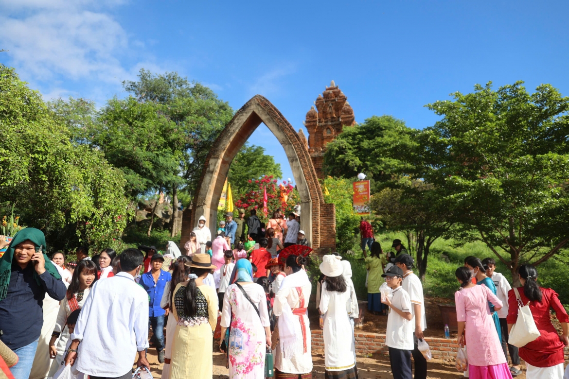 khanh hoa ron rang le hoi kate, bao ton, lan toa sac mau van hoa cham hinh anh 4