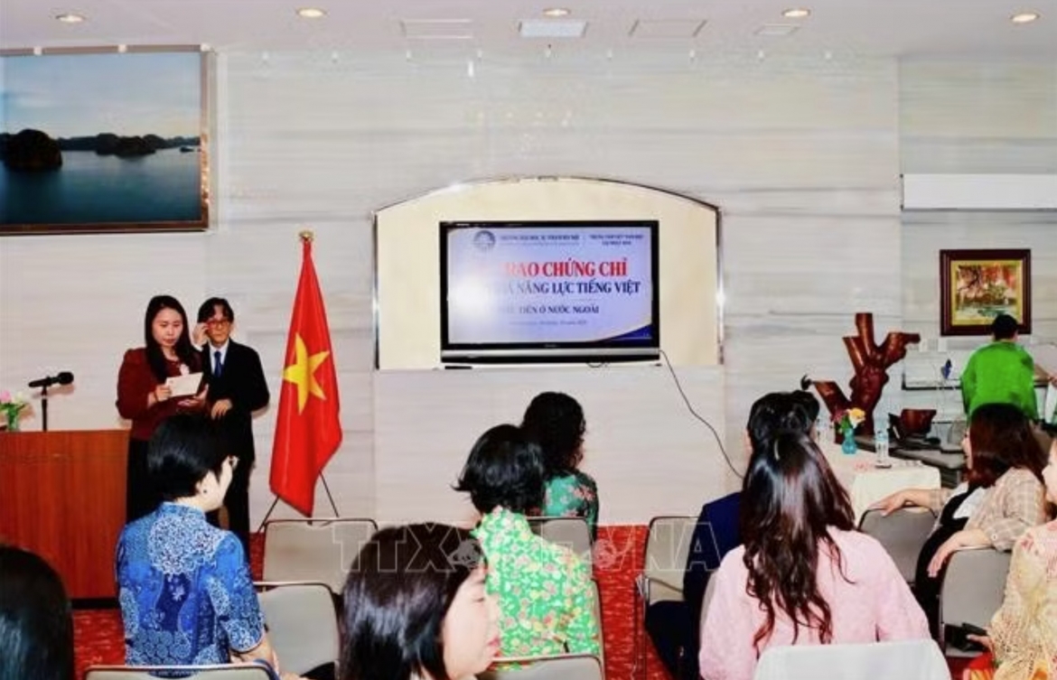 candidates awarded certificates for vietnamese language proficiency test in japan picture 1