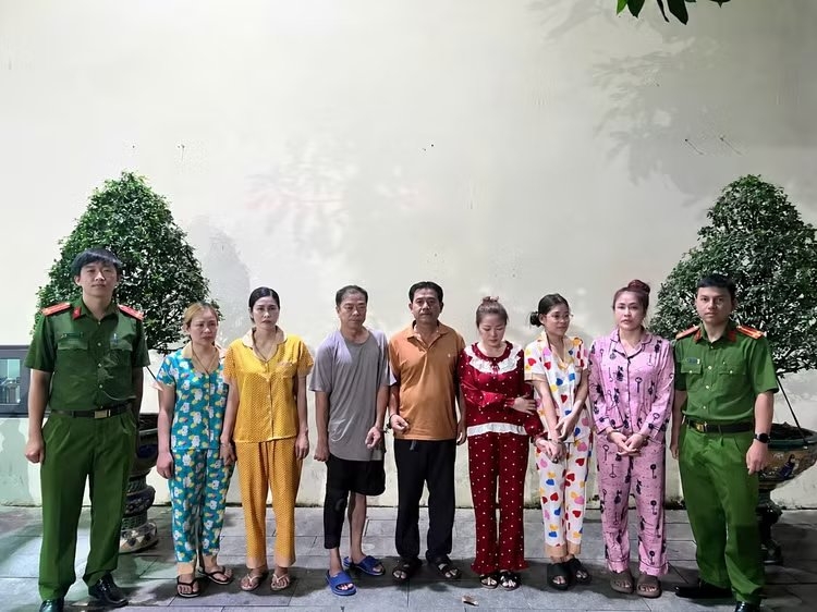 cong an kiem tra 2 quan karaoke, phat hien duong day ca do bong da hinh anh 1