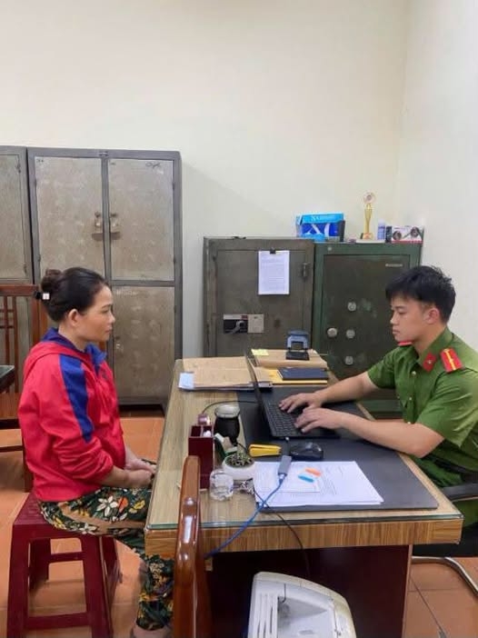 khoi to nguoi phu nu ep con trai cua nguoi tinh uong thuoc chuot hinh anh 1