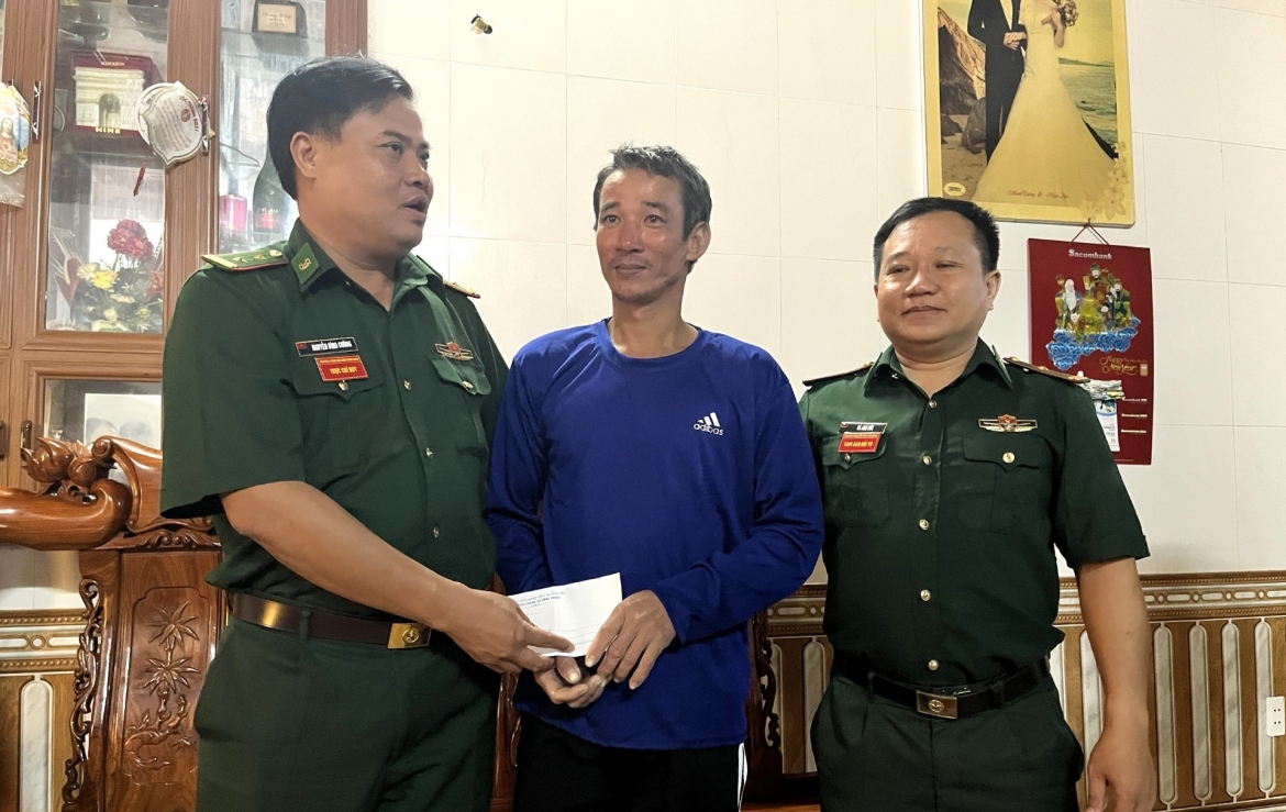 ngu dan mat tich vu chim tau ca tu boi vao bo sau 8 tieng lenh denh tren bien hinh anh 2