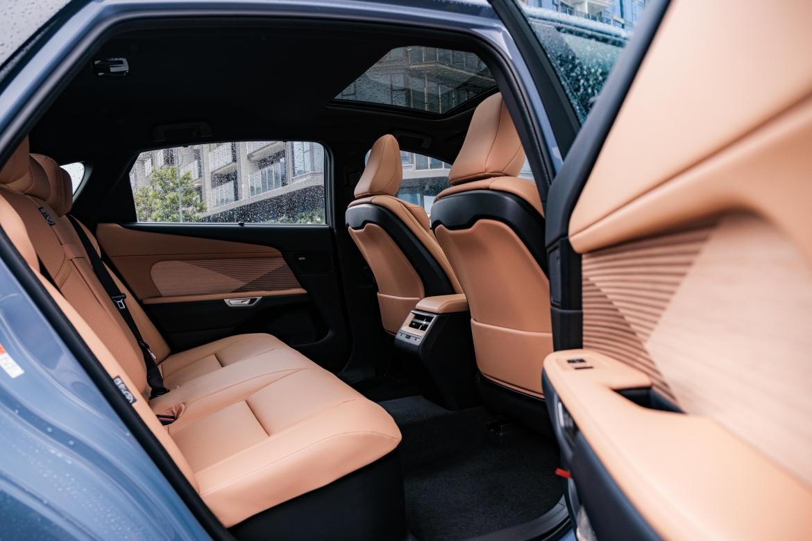 cach lexus es 2026 thuyet phuc nguoi dung viet trong ky nguyen dien hoa hinh anh 4