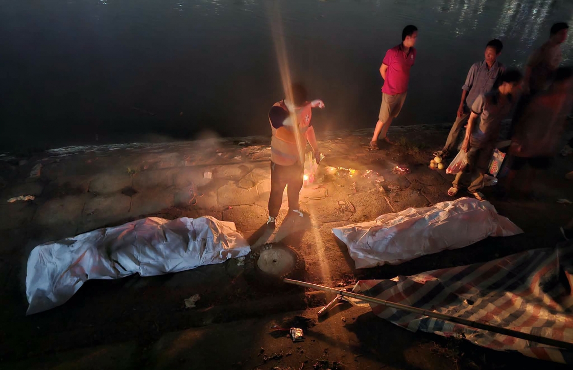 hai nguoi cau ca bi duoi nuoc tai ho Dinh cong, ha noi hinh anh 2