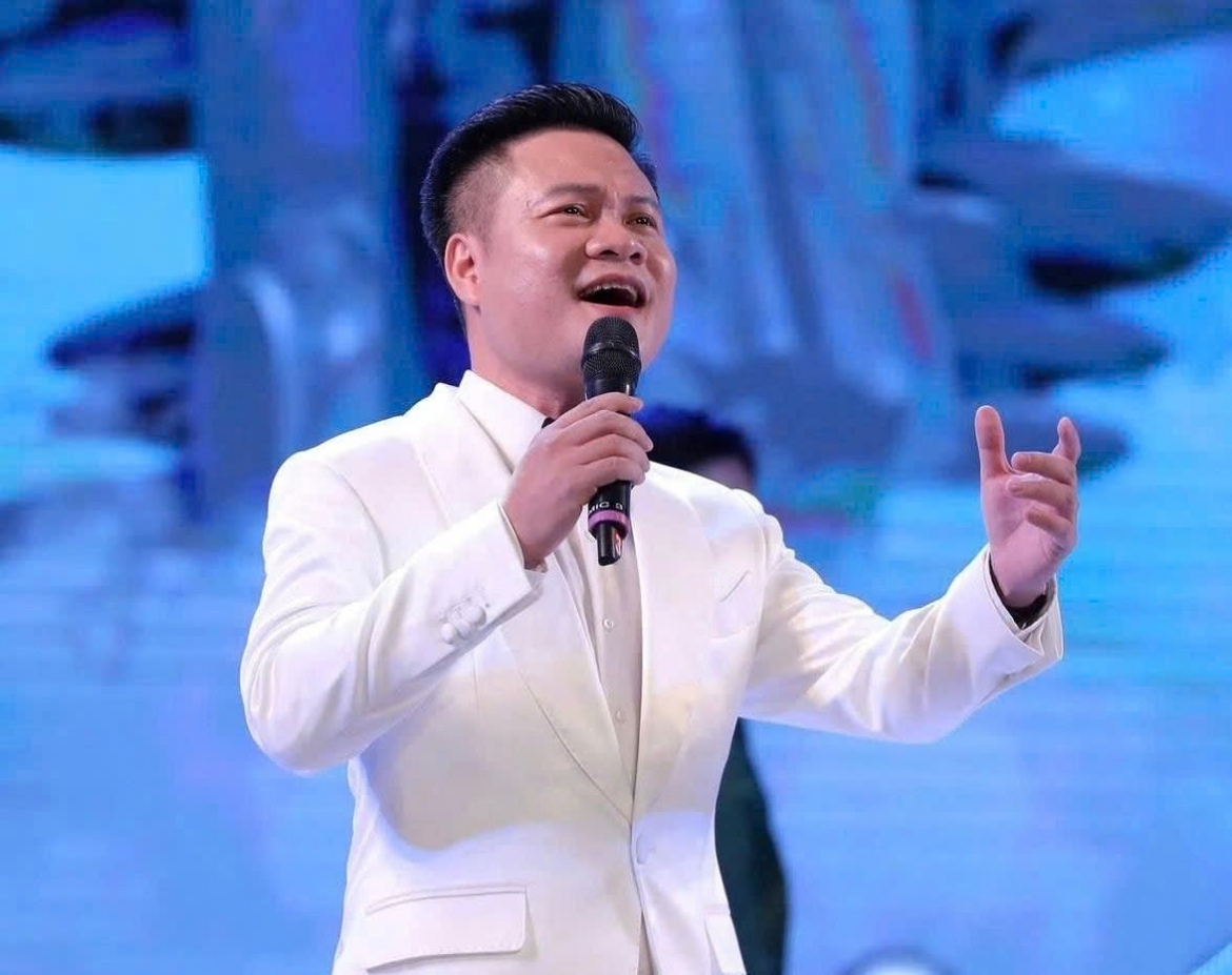 nsUt hoang tung hat ve ve dep binh di cua nguoi phu nu viet nhan 20 10 hinh anh 1