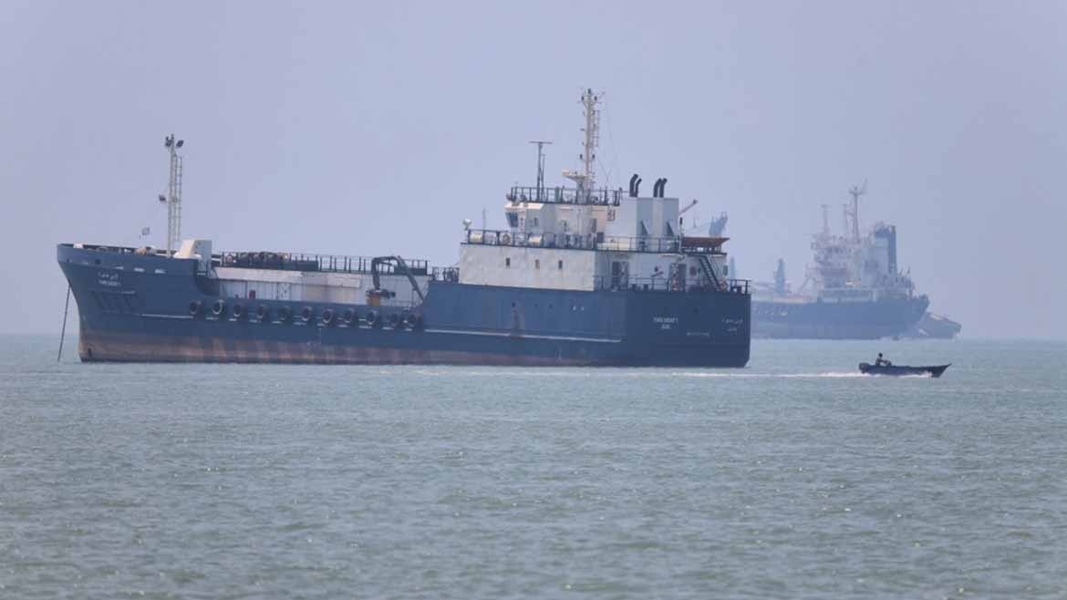 iran nhan thu tu pho tong thong my, 4 tau dau boc chay tai eo bien hormuz hinh anh 2