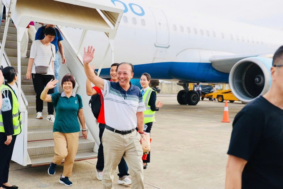first direct flight from macao lands in gia lai, boosting local tourism picture 1