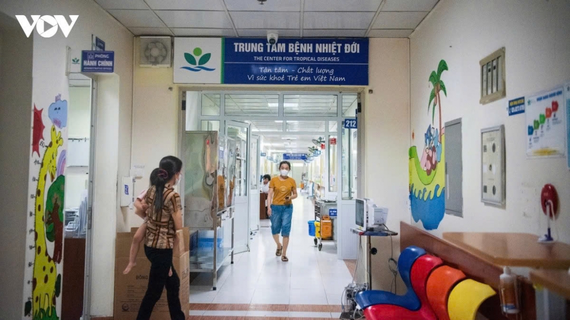 inside pediatric wards amid daily influx of flu and hfmd cases picture 1