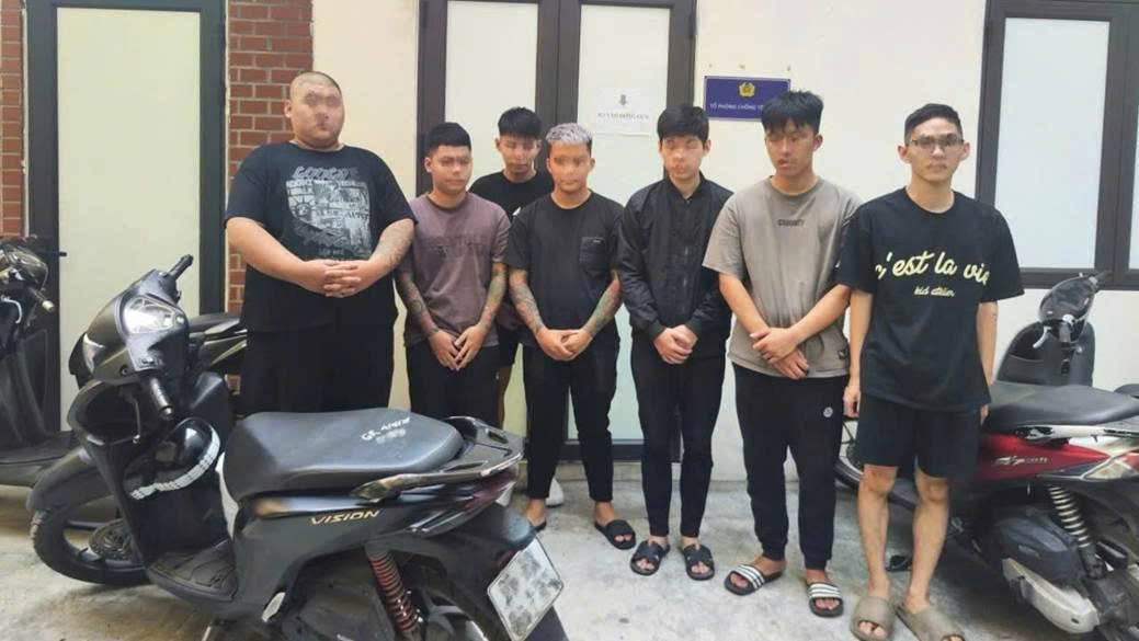 khoi to 5 doi tuong hanh hung nguoi tren pho tran khanh du, ha noi hinh anh 1