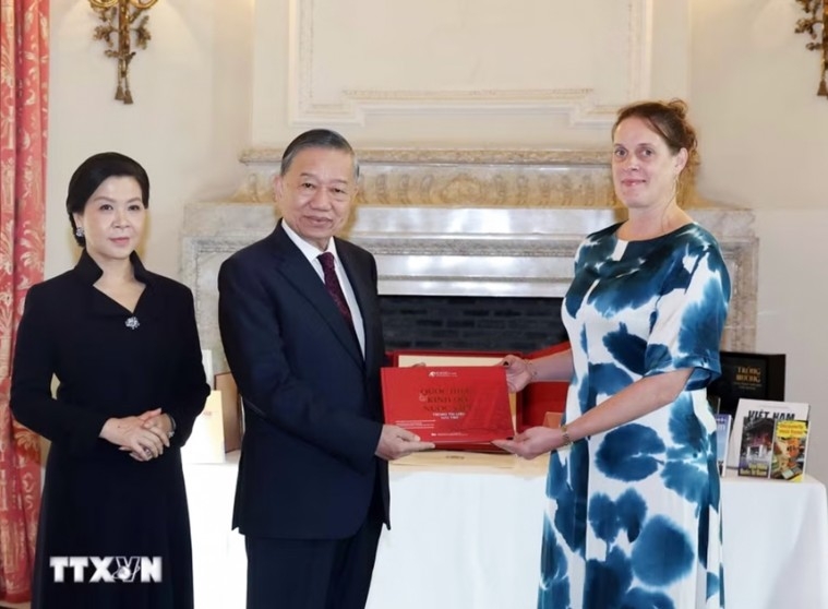 party general secretary and president, spouse visit royal library of belgium picture 1