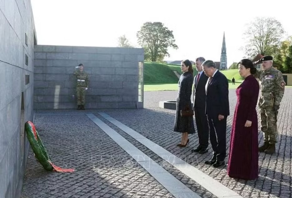 top leader to lam lays wreath at monument for denmark s international effort since 1948 picture 1