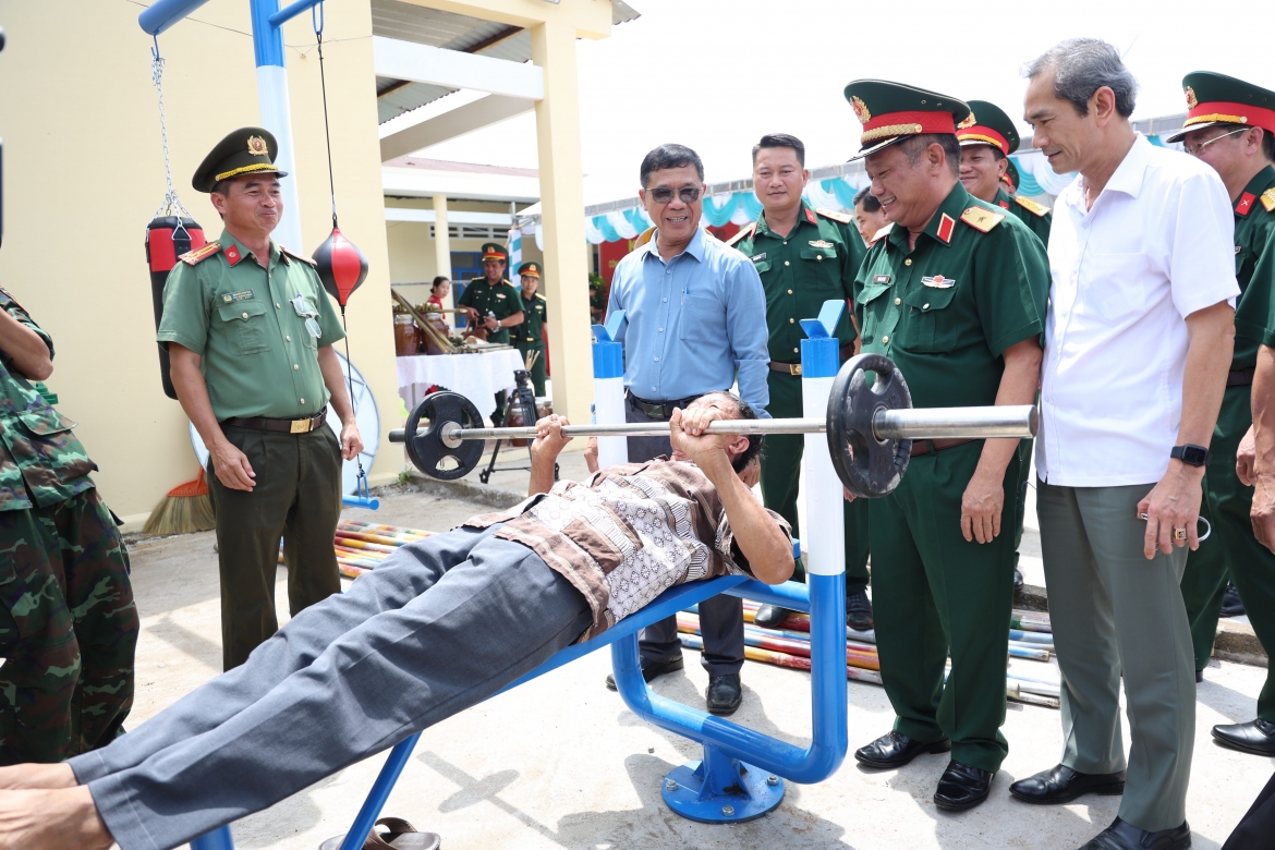 Quân khu 7 tổ chức nhiều hoạt động dân vận tại xã Sông Ray