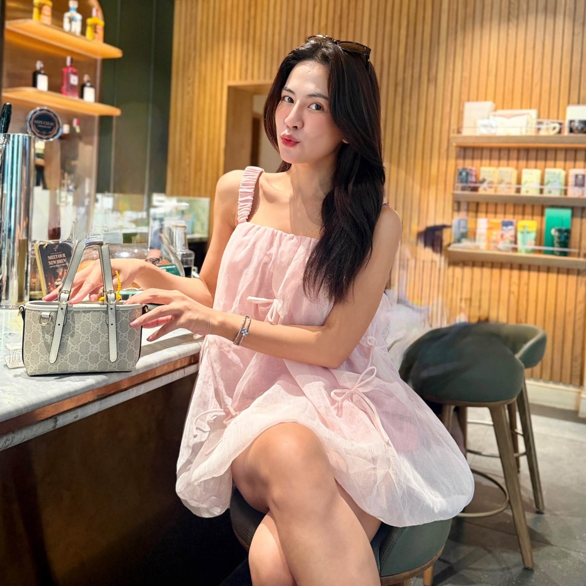 sao viet 17-10 ha nhi gay cuoi, ngo kien huy hoa trai ban hinh anh 1