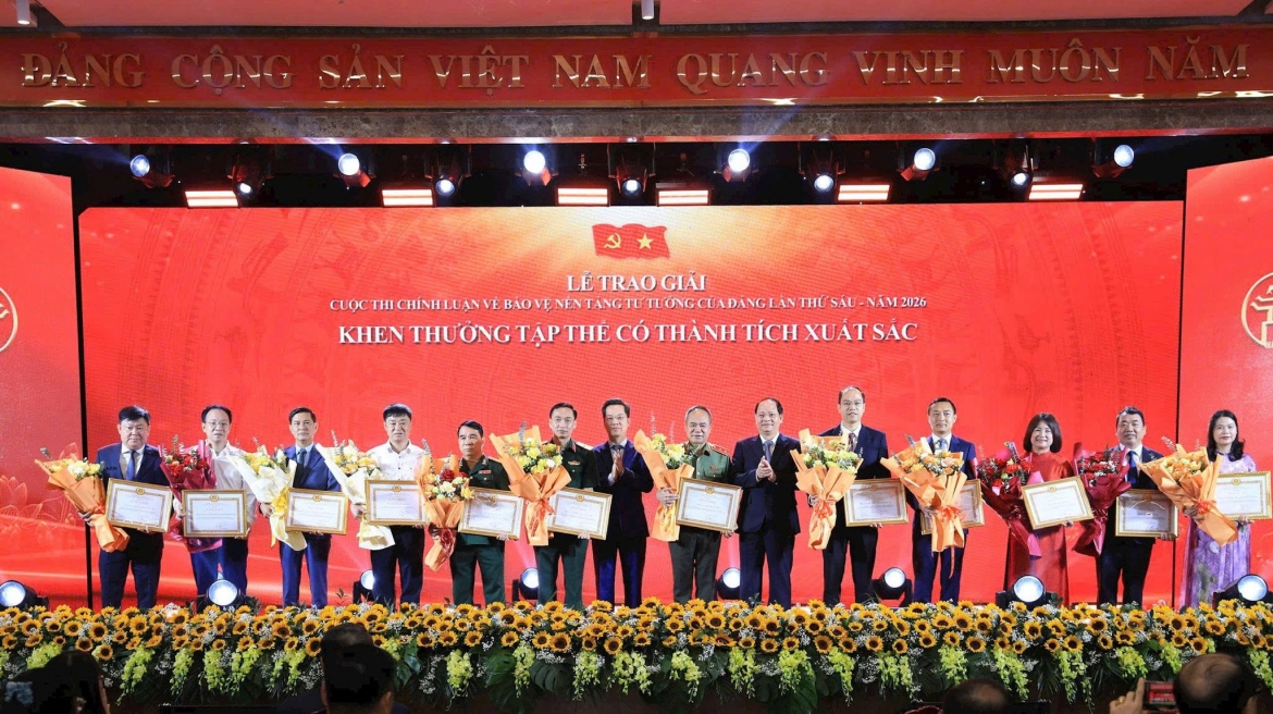 ha noi trao giai 126 tac pham chinh luan bao ve nen tang tu tuong cua Dang hinh anh 2