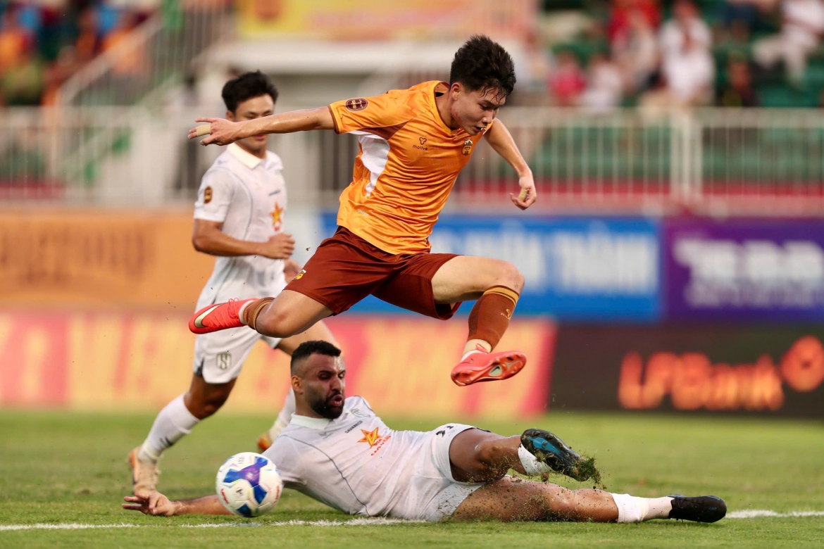 thang thuyet phuc hagl, slna tam chiem ngoi dau bang v-league 2026 2027 hinh anh 5
