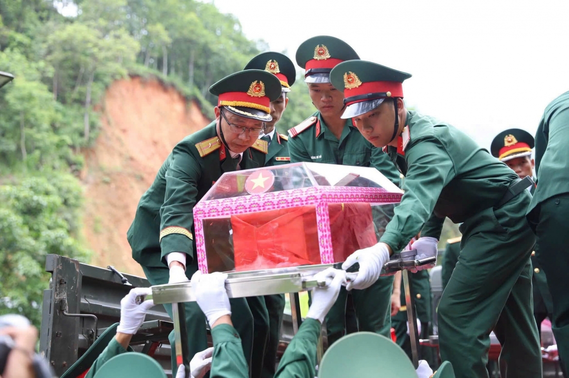 tuyen quang to chuc le an tang 93 hai cot liet si tai nghia trang liet si vi xuyen hinh anh 1