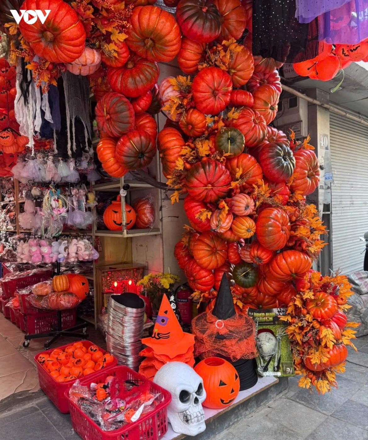 spooky halloween costumes and accessories flood hang ma street picture 12