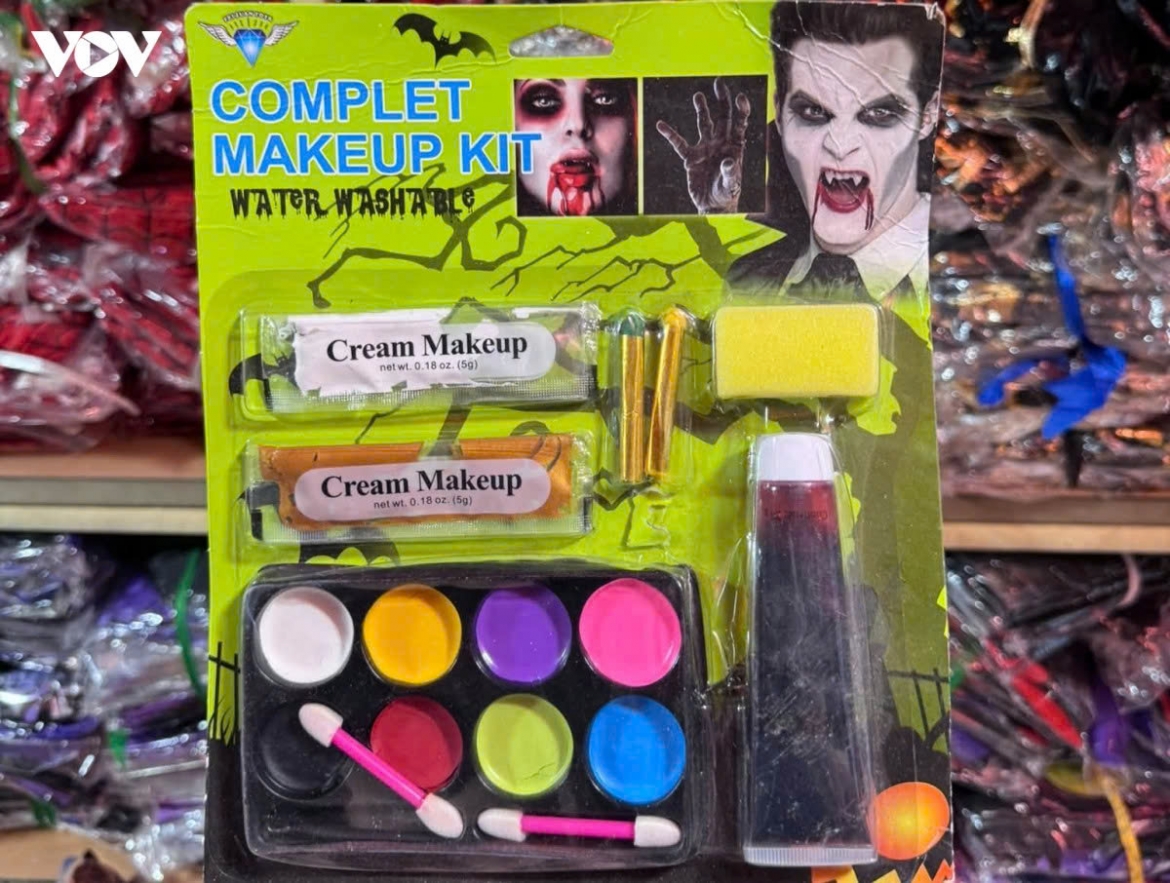 spooky halloween costumes and accessories flood hang ma street picture 15