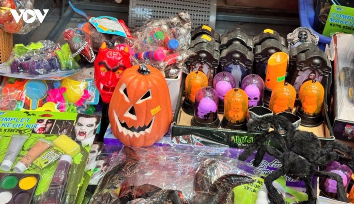 spooky halloween costumes and accessories flood hang ma street picture 16