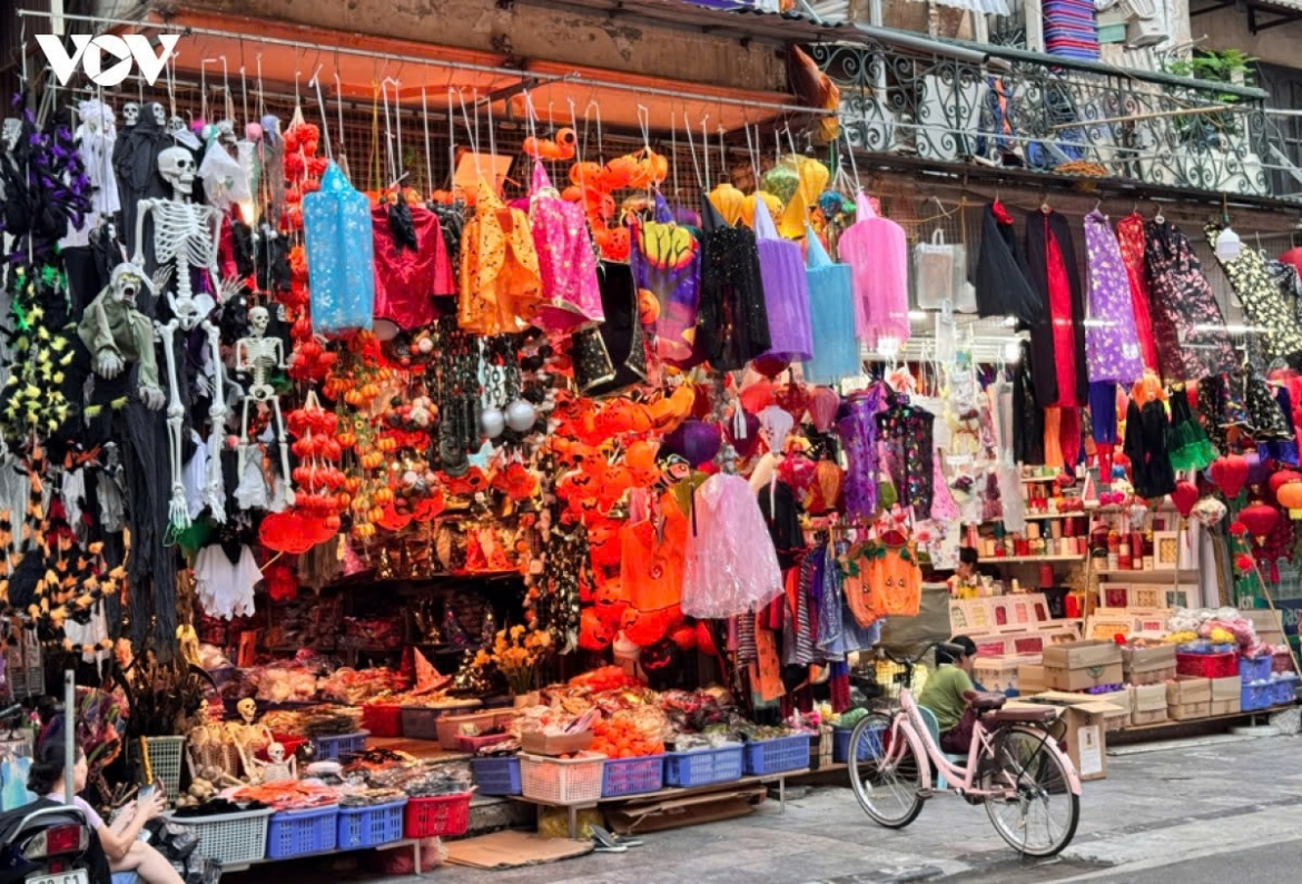 spooky halloween costumes and accessories flood hang ma street picture 2