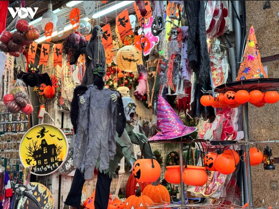 spooky halloween costumes and accessories flood hang ma street picture 5
