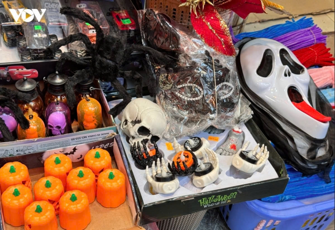 spooky halloween costumes and accessories flood hang ma street picture 6