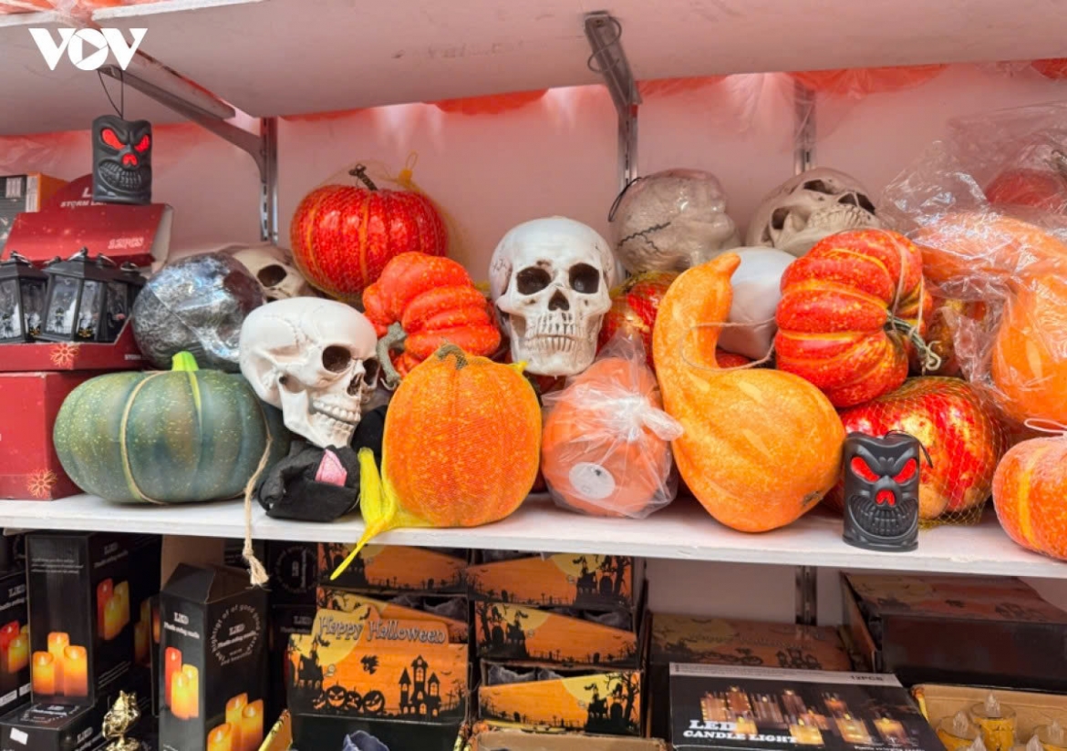 spooky halloween costumes and accessories flood hang ma street picture 8