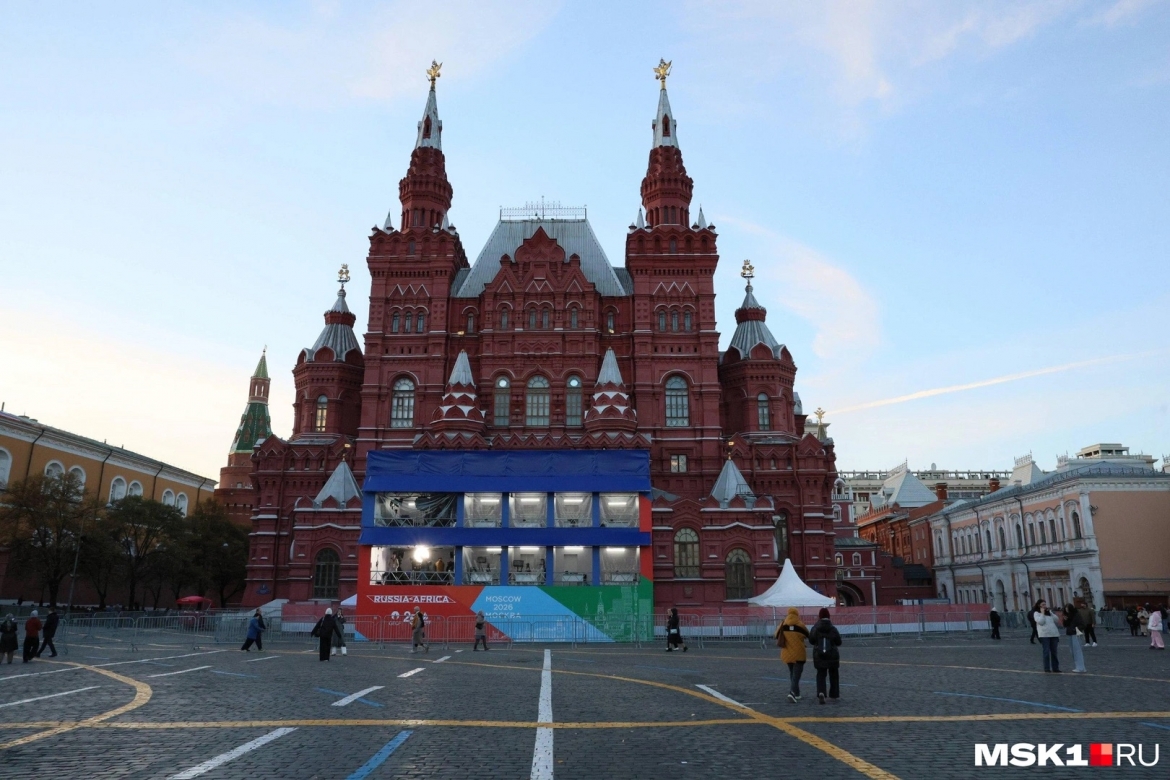 hang-rao-an-ninh-duoc-dung-tai-mot-so-tuyen-duong-quanh-dien-kremlin-anh_-msk1.ru_.jpg