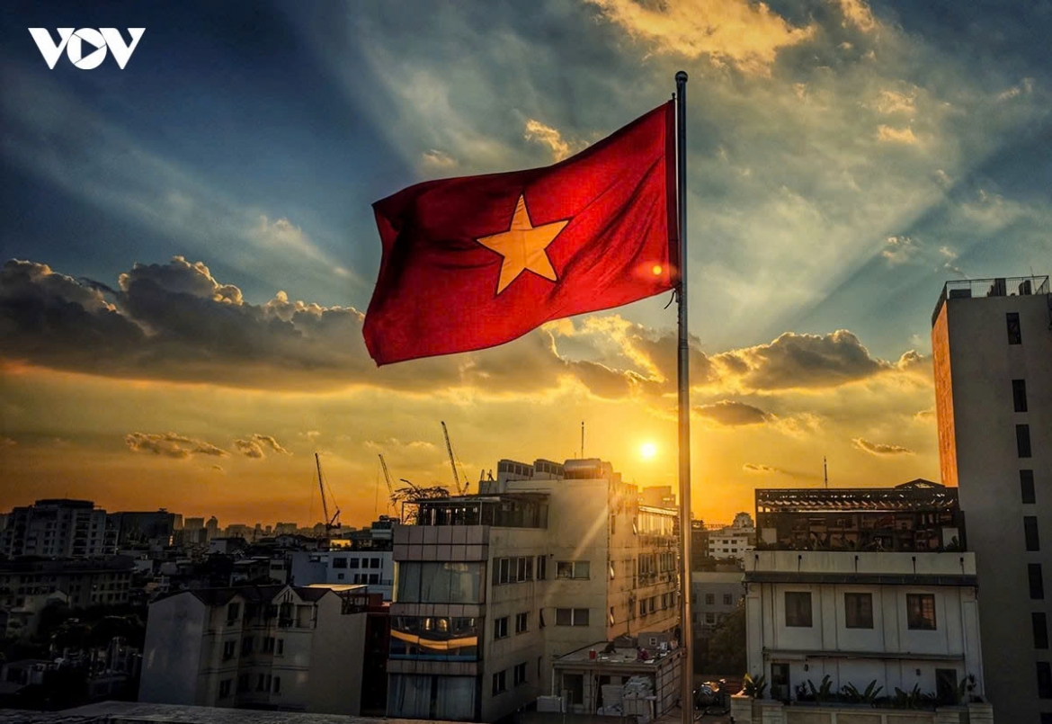 romantic early autumn sunshine in hanoi picture 1