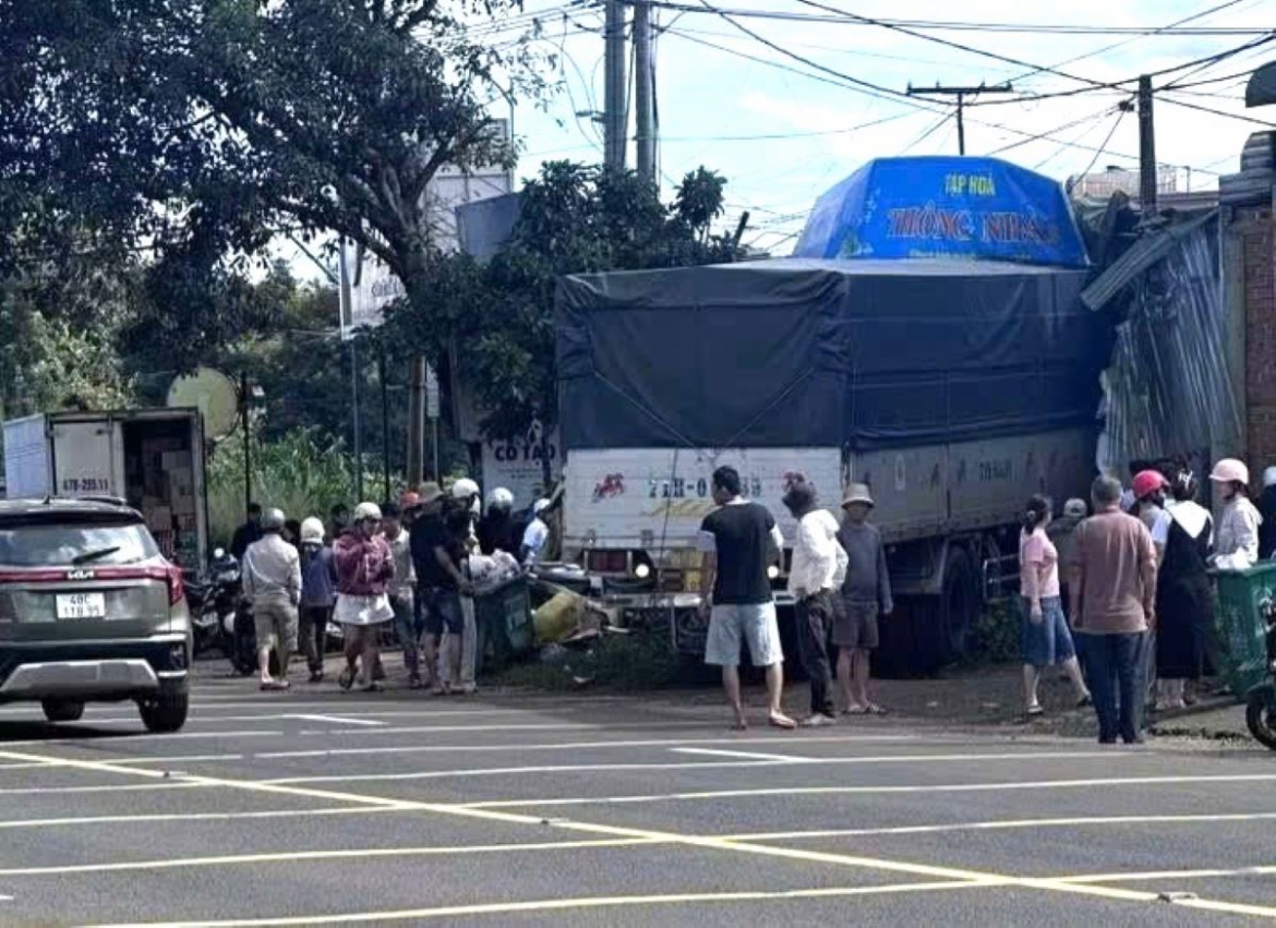 Xe tải lao vào tạp hóa ở Lâm Đồng khiến 3 người bị thương nặng