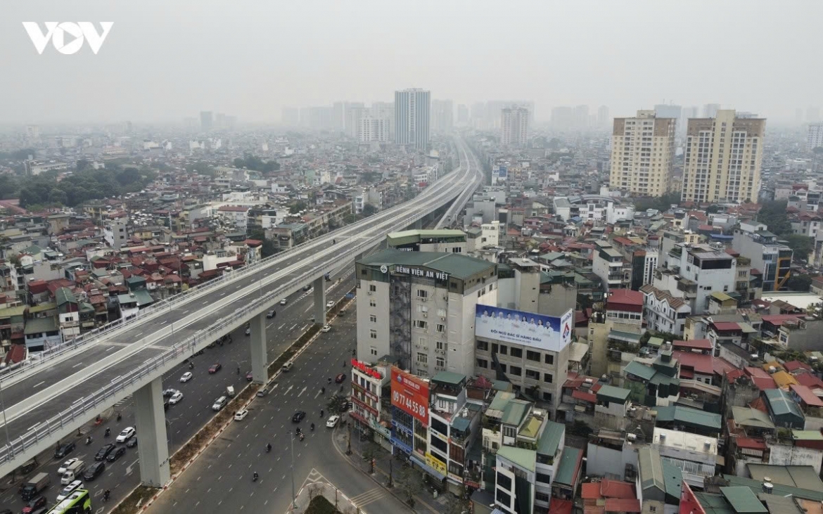 ha noi chuan bi dua cay xanh len tru cau, ham chui va nha cho xe buyt hinh anh 1