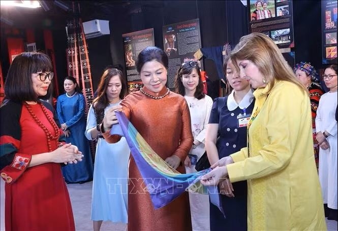 phu nhan tong bi thu, chu tich nuoc to lam va phu nhan tong thong panama tim hieu van hoa cac dan toc viet nam hinh anh 1