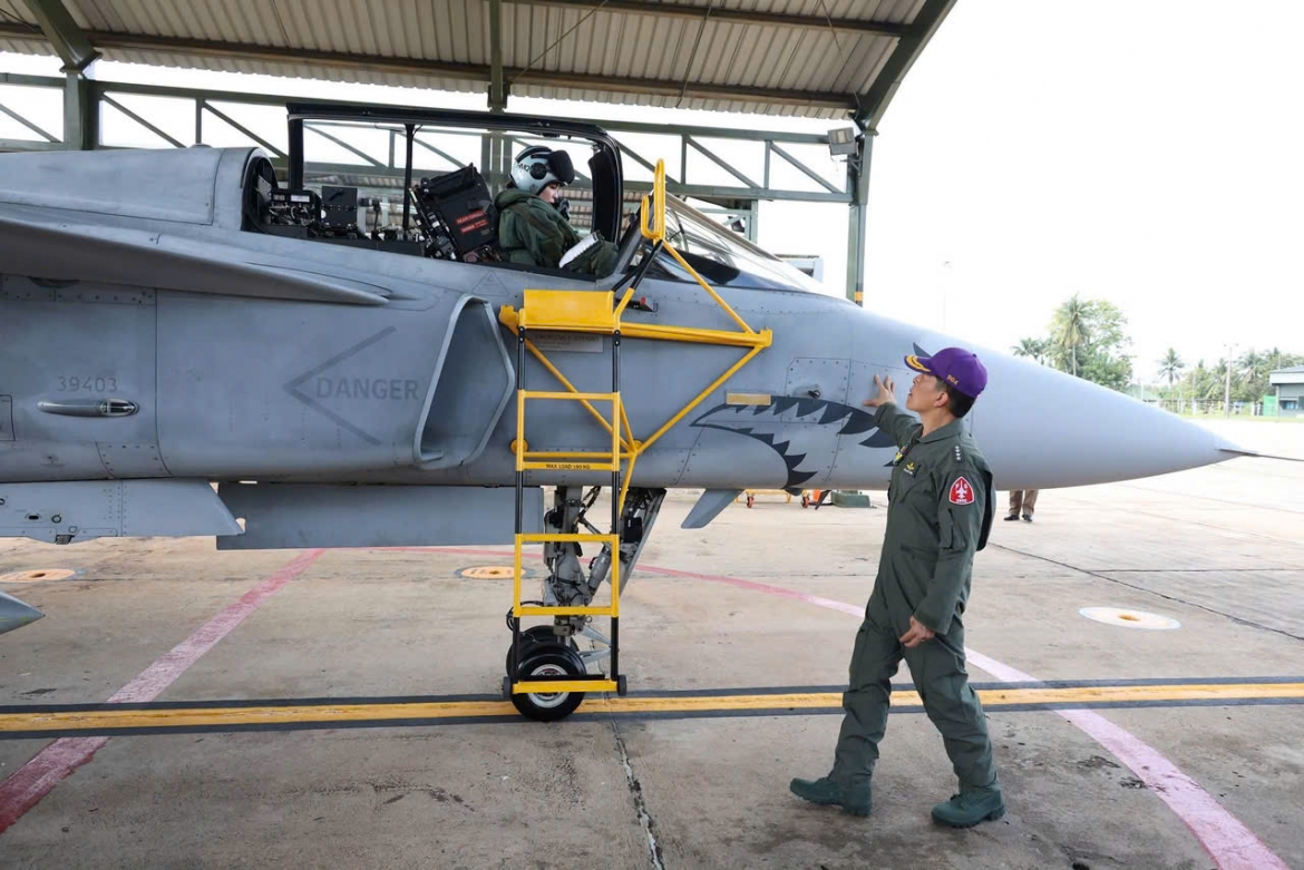 hoang hau thai lan hoan thanh chuyen bay don dau tien tren tiem kich gripen hinh anh 3