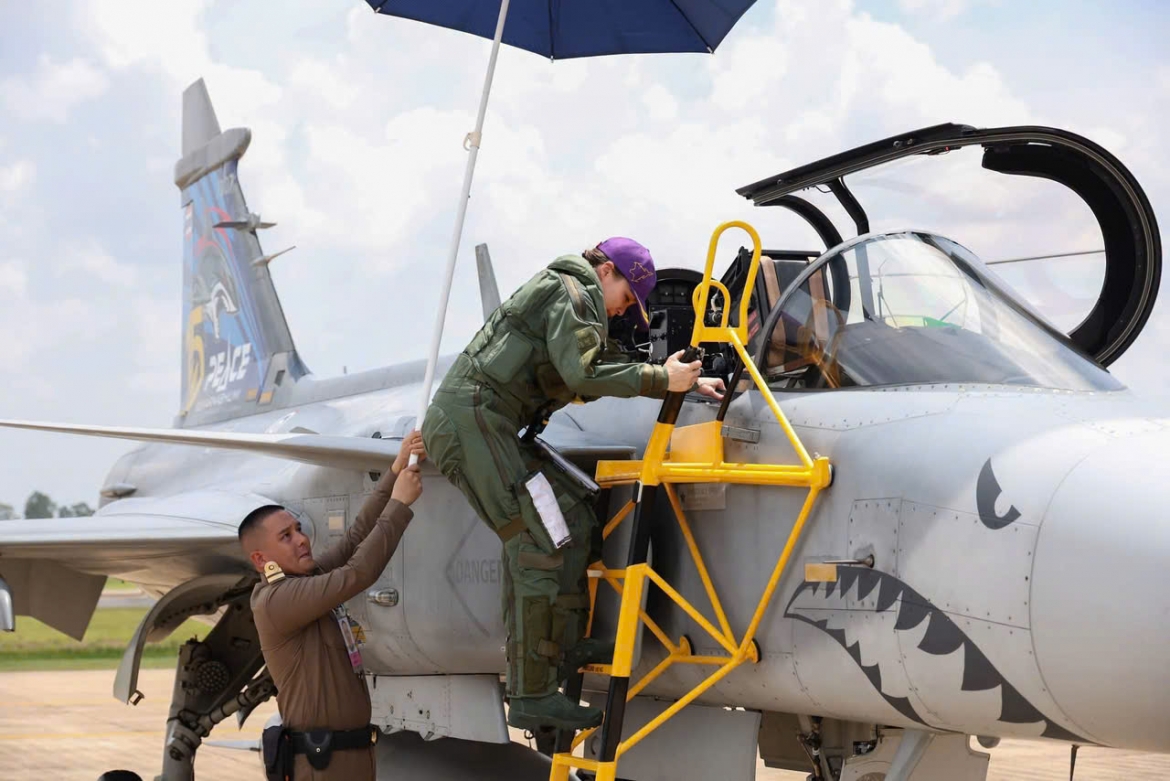 hoang hau thai lan hoan thanh chuyen bay don dau tien tren tiem kich gripen hinh anh 8