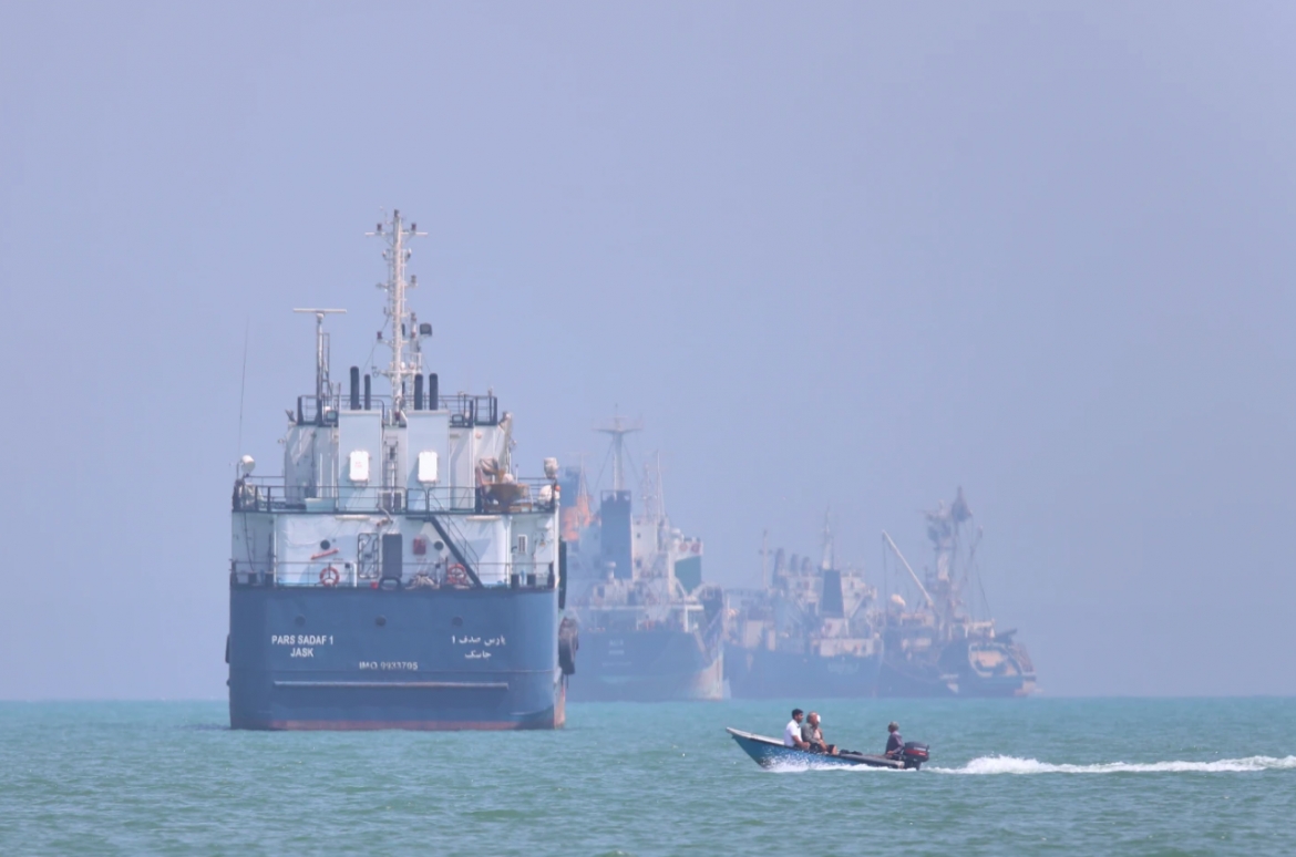 iran chan may bay thu dich , phong khong kich hoat gan hormuz hinh anh 1