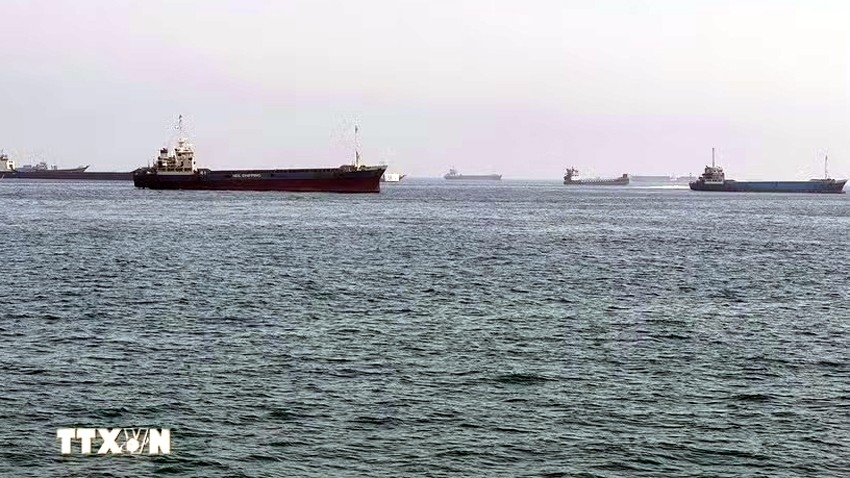 cang thang eo bien hormuz tau cho dau lien tiep bi tan cong hinh anh 1