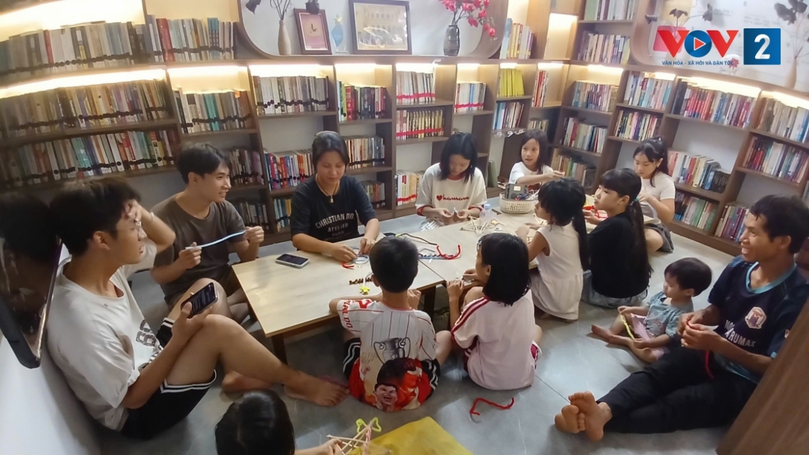 co giao vuot mac cam xay dung thu vien hanh phuc hinh anh 3
