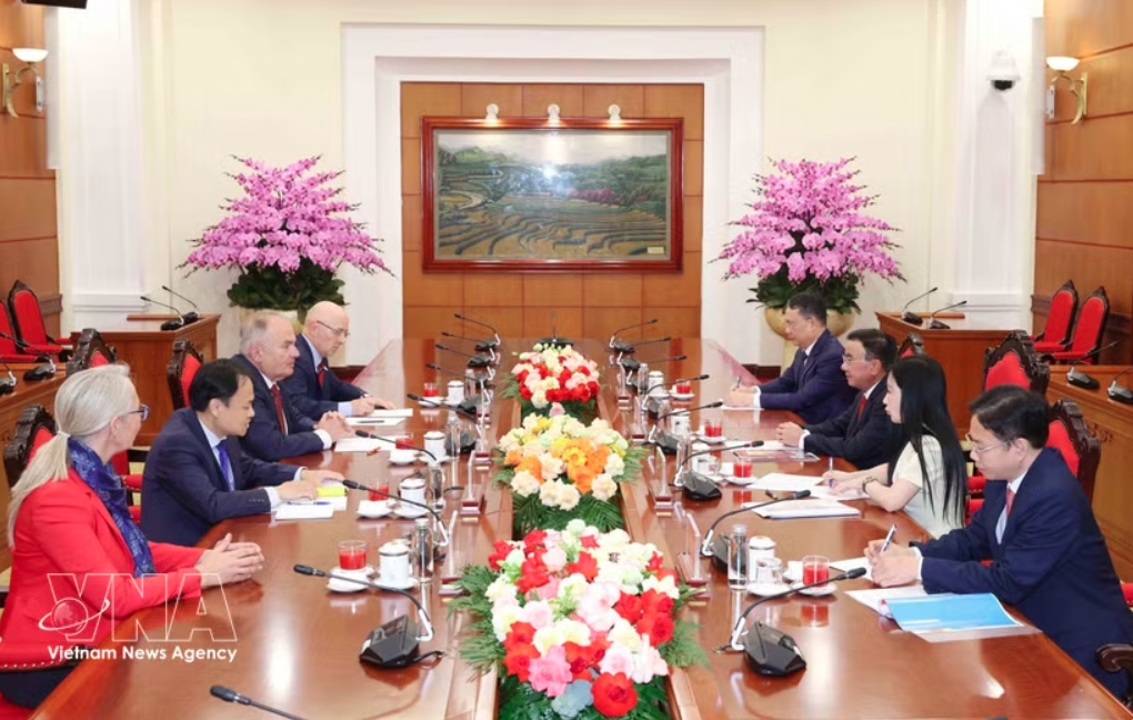 key party leader hosts hungarian workers party chief picture 1