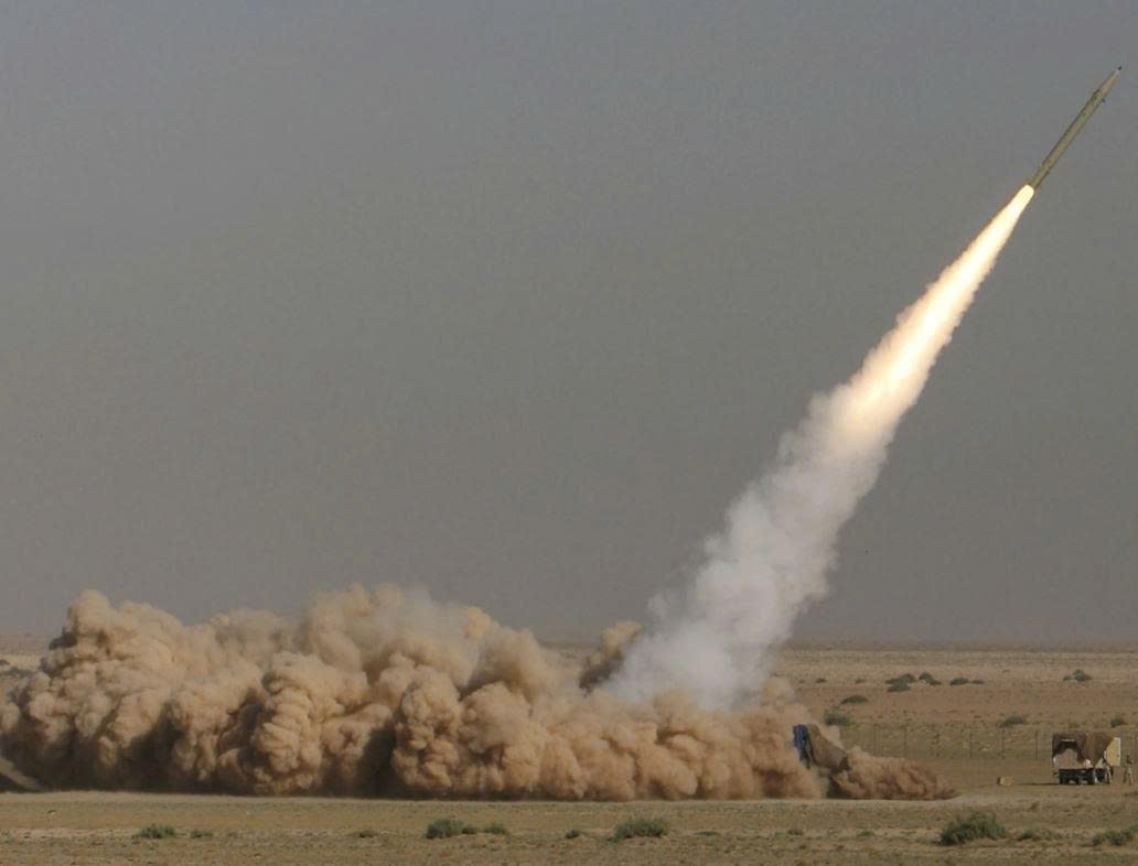 Iran thông báo "nóng" về tên lửa đạn đạo và eo biển Hormuz