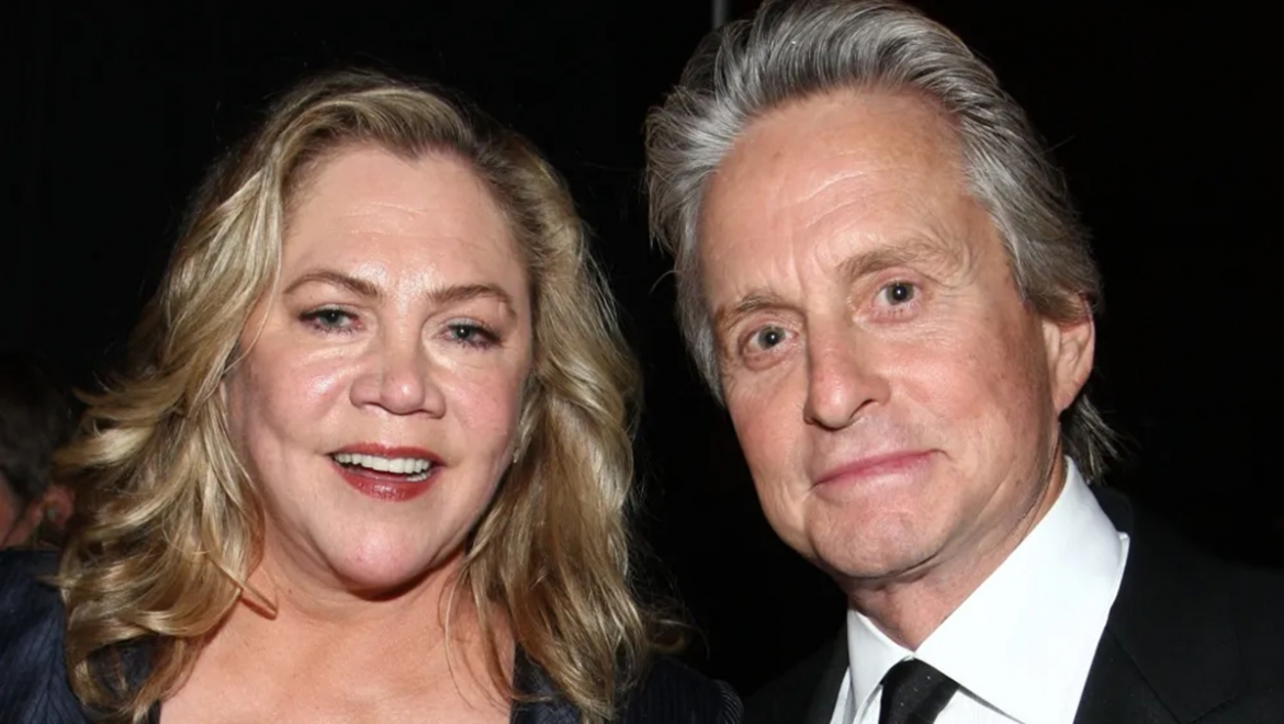 7 tiet lo gay soc cua michael douglas tu tinh vung trom den nghien nghap hinh anh 4
