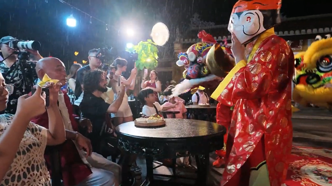 san khau bo oi minh di dau the o hoi an do sap vi mua gio hinh anh 4