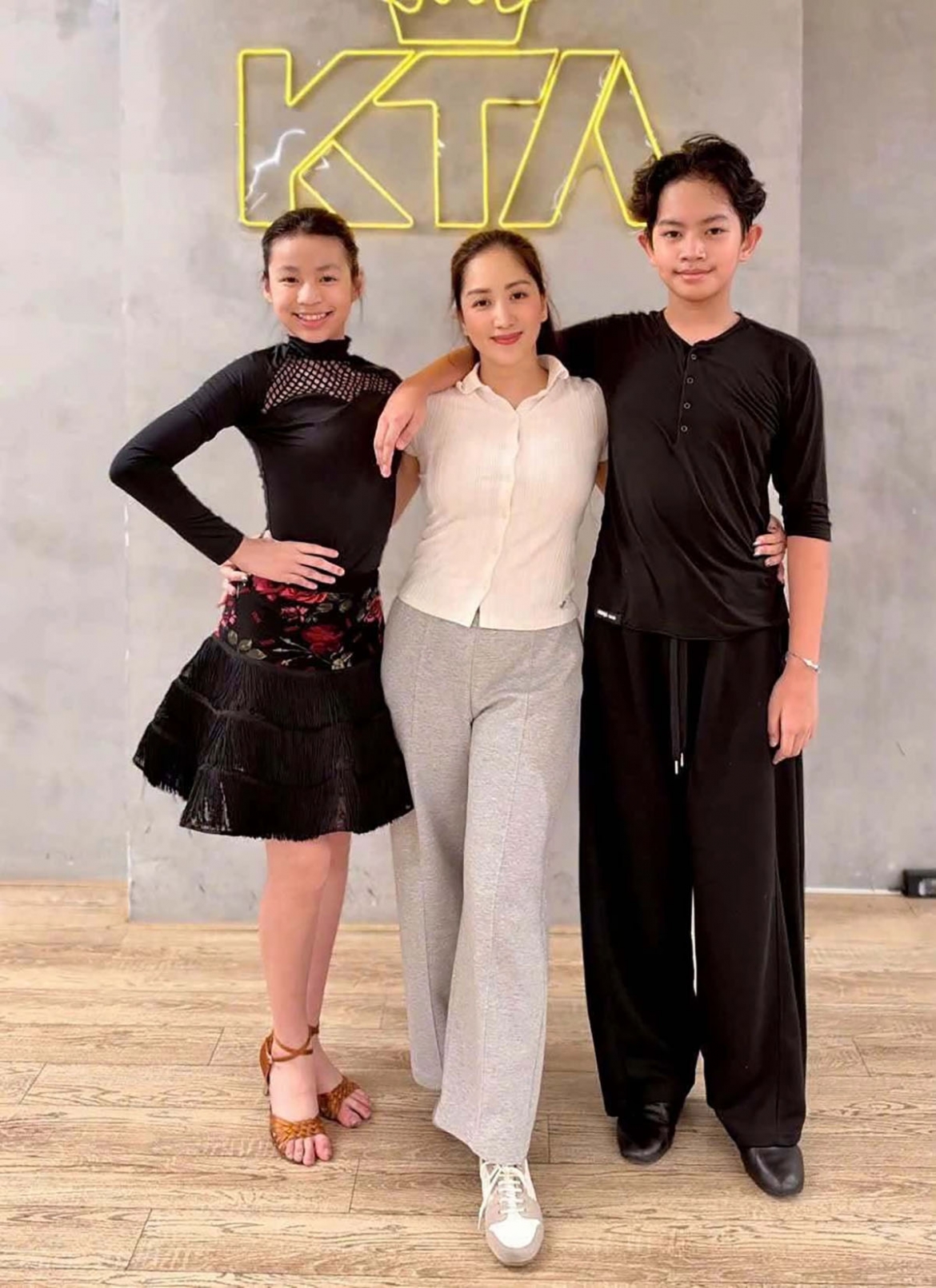 sao viet 22-10 thu ha ceri tro lai voi dien anh trong can nha khong mai che hinh anh 9