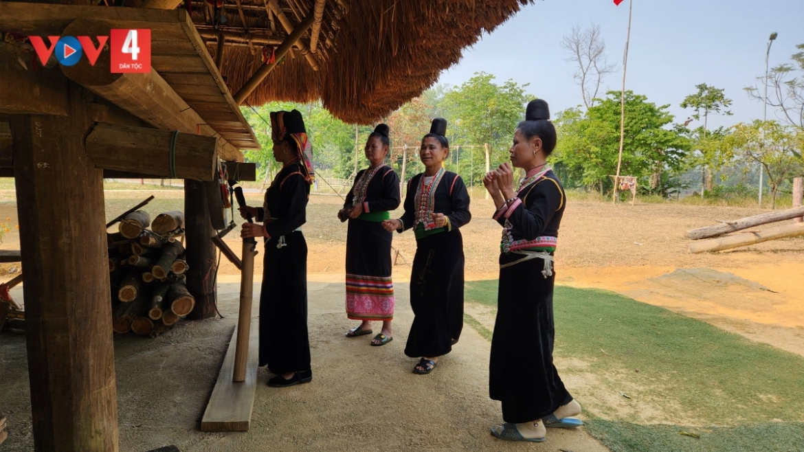 au eo - Dieu mua ngay mua cua nguoi kho mu hinh anh 1