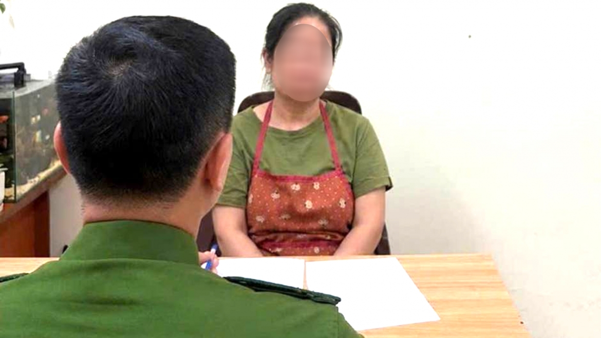 nhieu lan chan loi di chung, nguoi phu nu o ha noi bi khoi to hinh anh 1