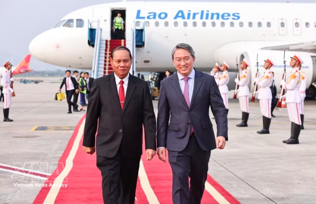 lao party leader arrives in hanoi, beginning official visit to vietnam picture 1