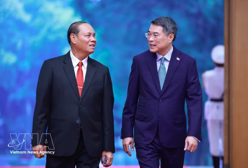vietnam gives top priority to relations with laos pm picture 1