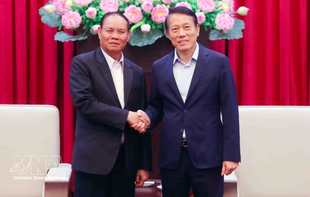 minister of public security receives lao party official picture 1